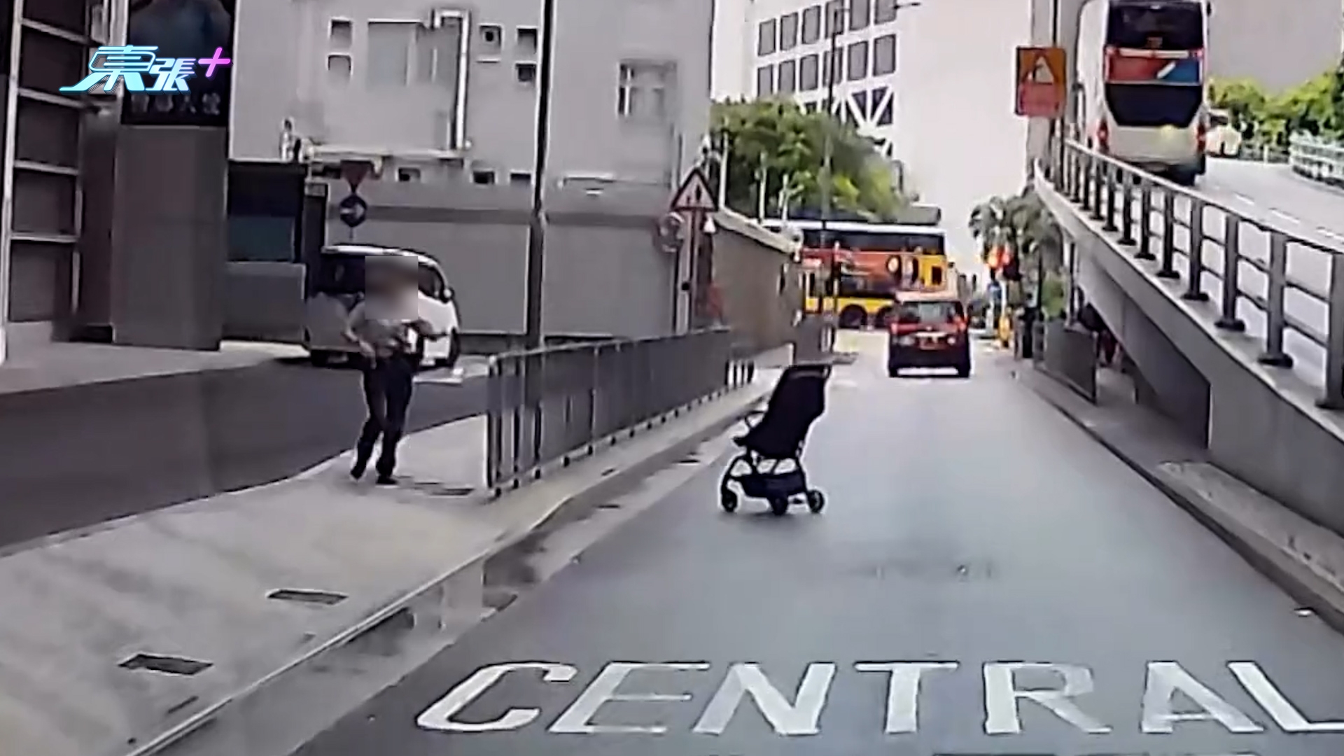 車Cam直擊｜灣仔警總外BB車失控滑出馬路　的士急扭避開　驚險一刻曝光 （FB@車cam L（香港群組）／家寶）