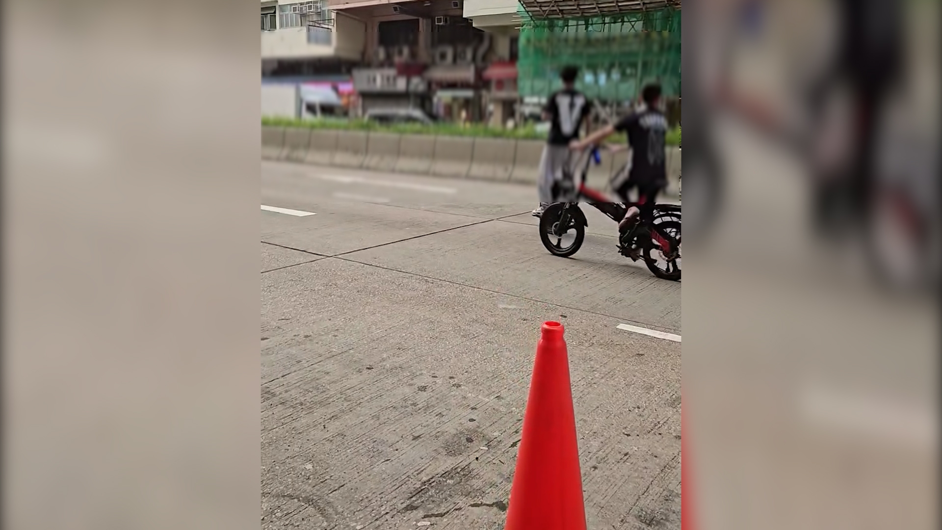 東張西望跟進｜青年電動單車當馬路樂園　任意飛馳隨意掉頭　網民震怒：警方幾時做嘢？ （FB@香港交通及突發事故報料區）