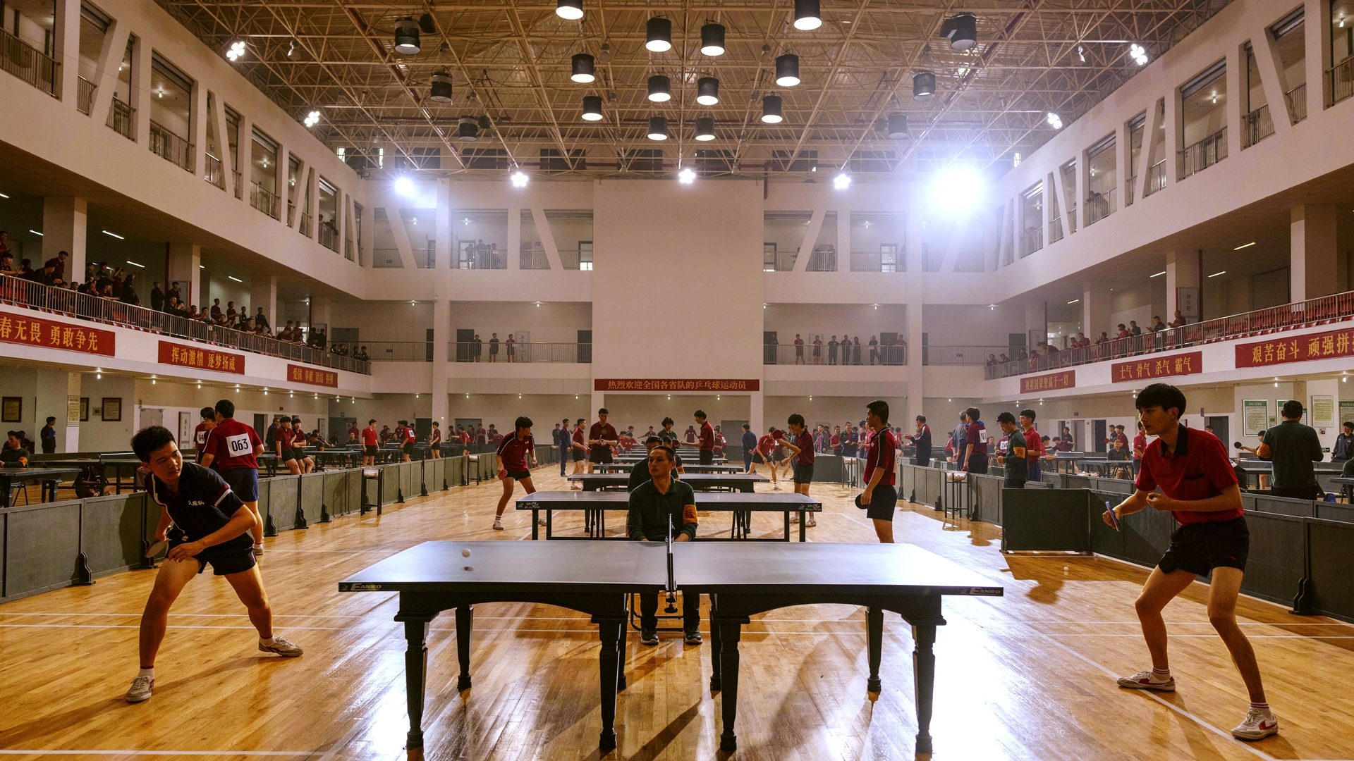 片中演員接受嚴格的乒乓球訓練，打出連場激戰。