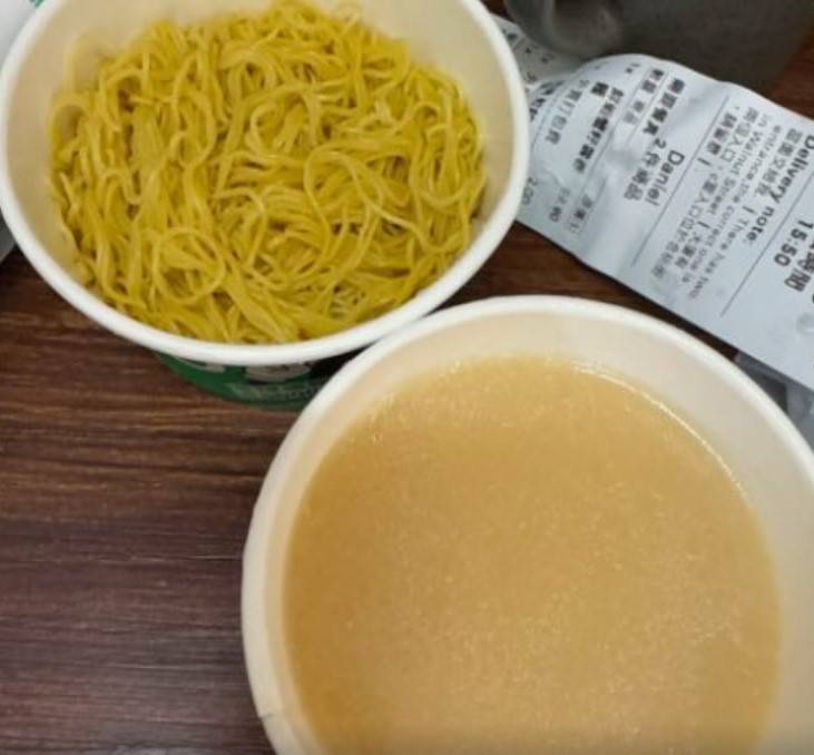 港男叫外賣點雲吞麵打開發現無雲吞。(T@danielchenghair)