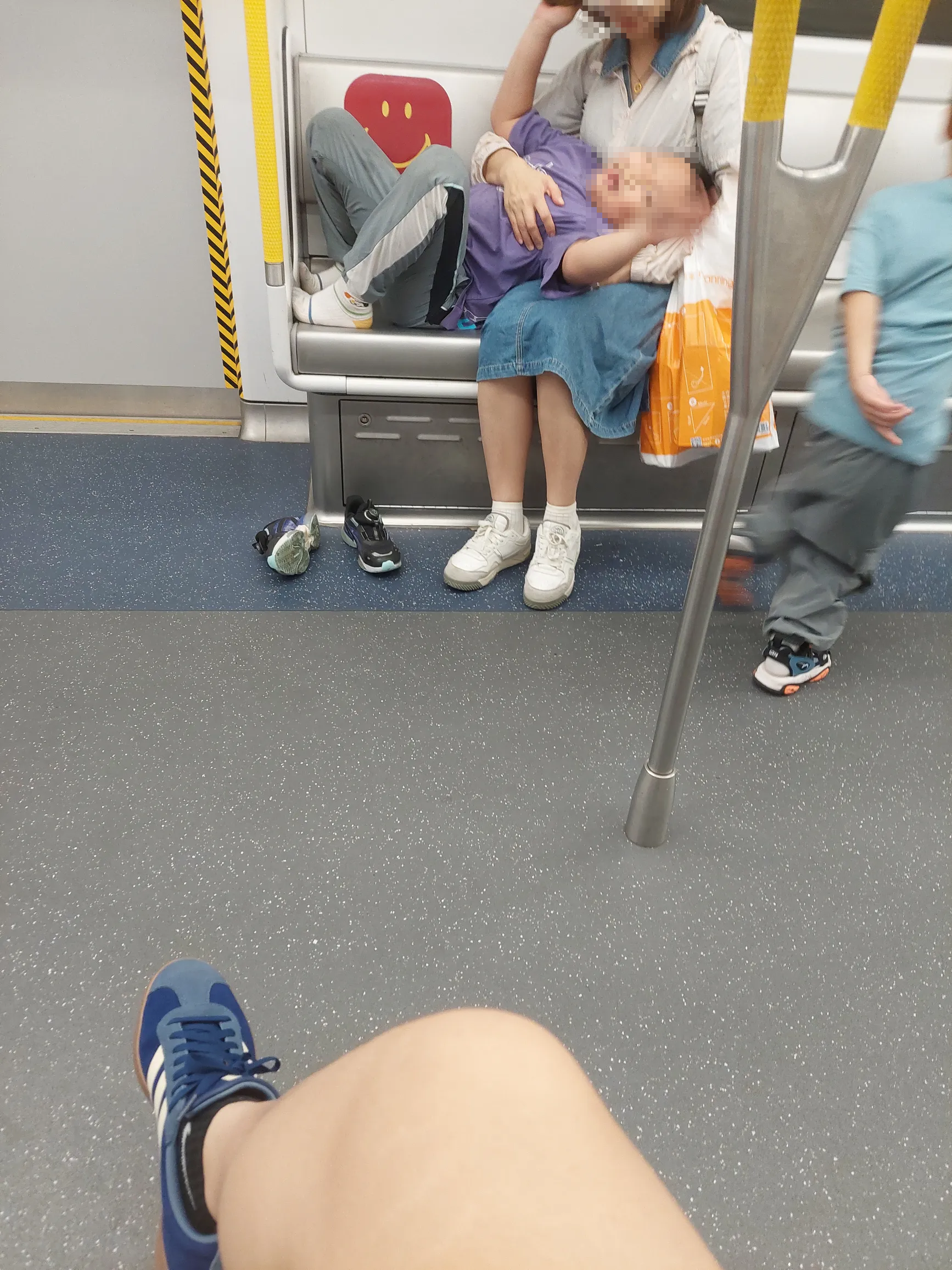 兩名男童均已脫鞋，鞋子散落在座位四周。（Threads圖片／key.6_8）