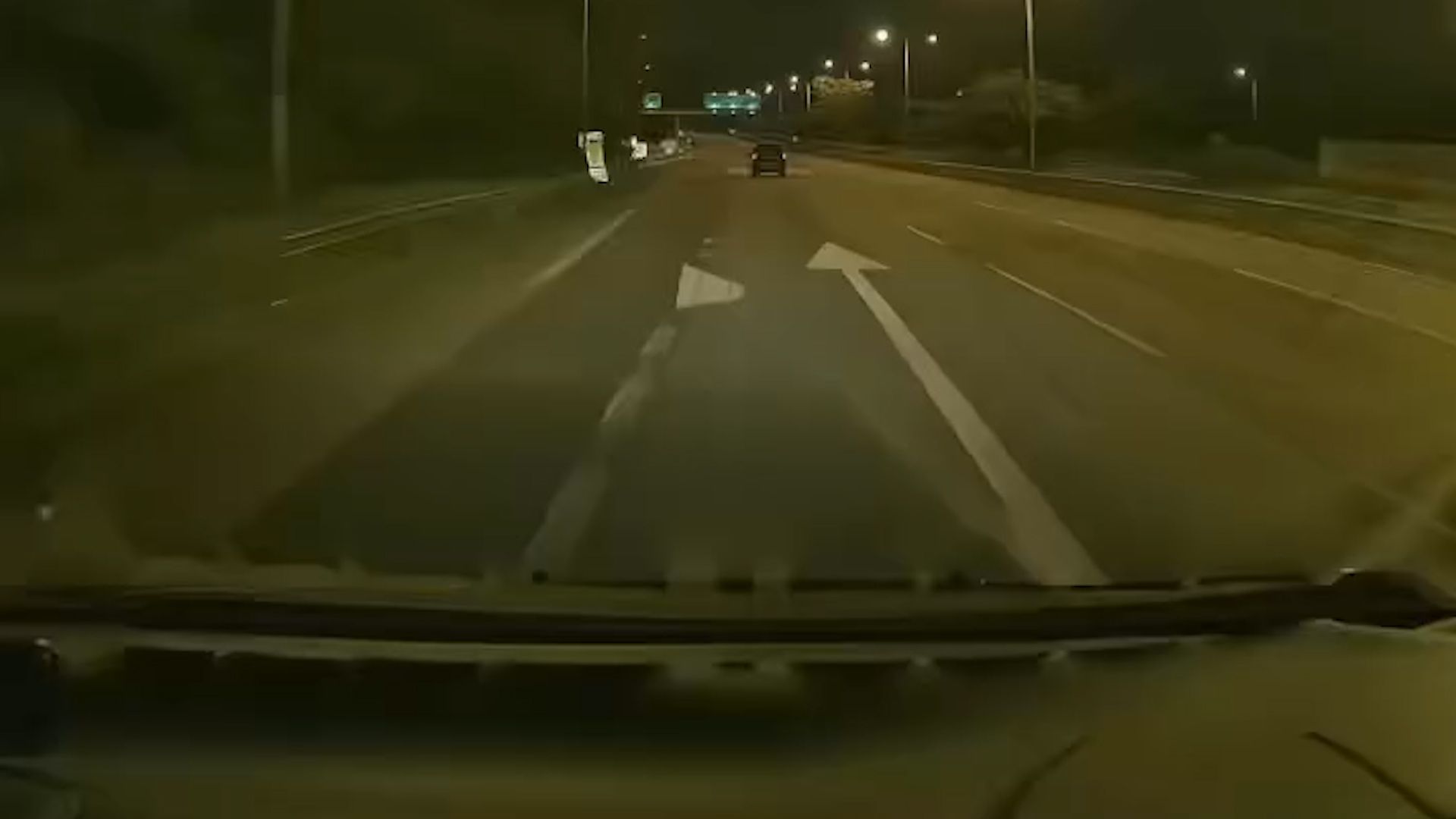 元朗深夜驚見馬路炸彈逆線行仲撞欄杆。(影片截圖)