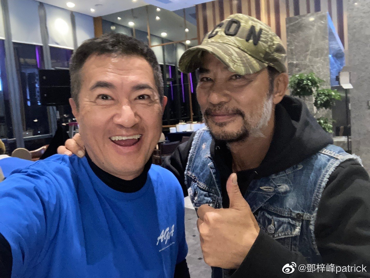 任達華身穿黑色衛衣及牛仔馬甲到場，早前有傳佢喺中山市睇樓盤，同時佢又係愛打Golf之人，唔知佢會唔會儲「磚頭」。