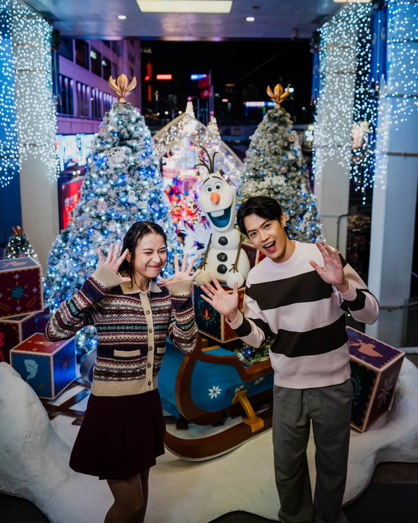 可能是一或多人、聖誕樹和文字的圖像