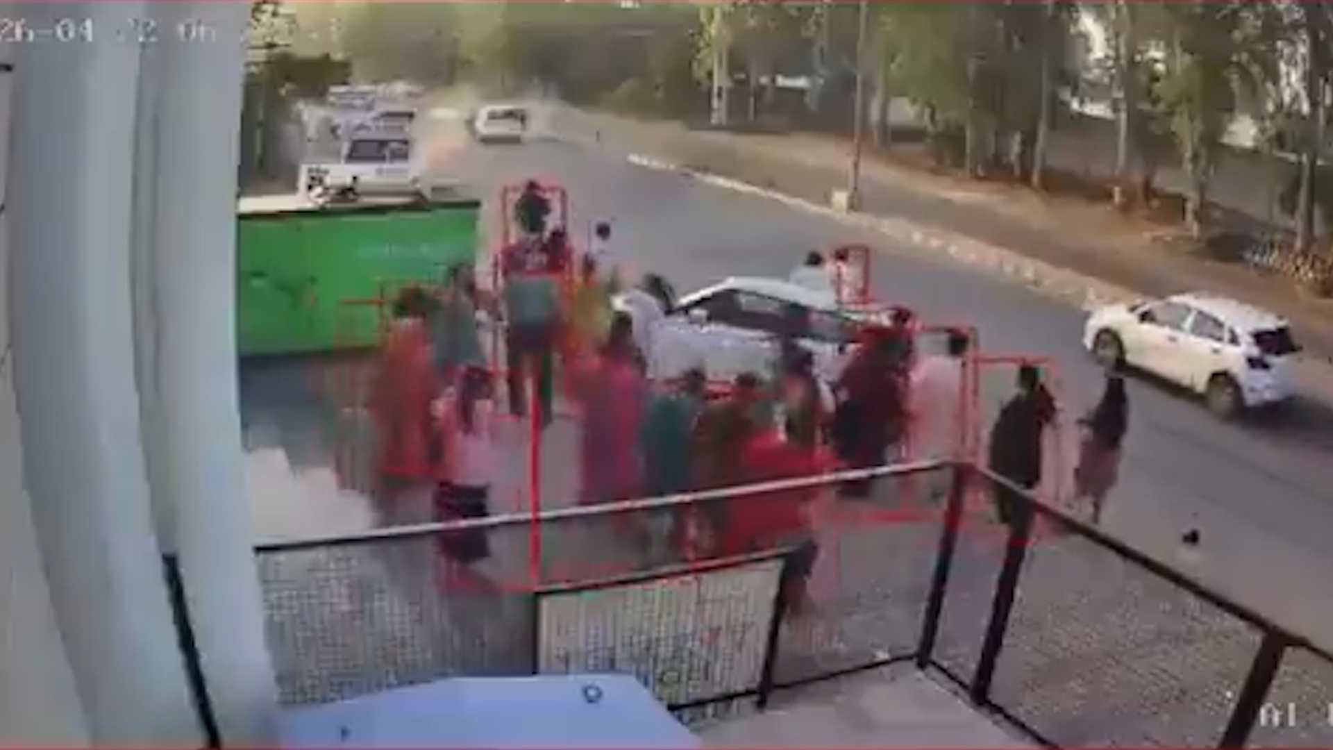 有片慎入｜印度婚禮攝影師捕捉「關鍵畫面」　走出馬路遭高速車撞死