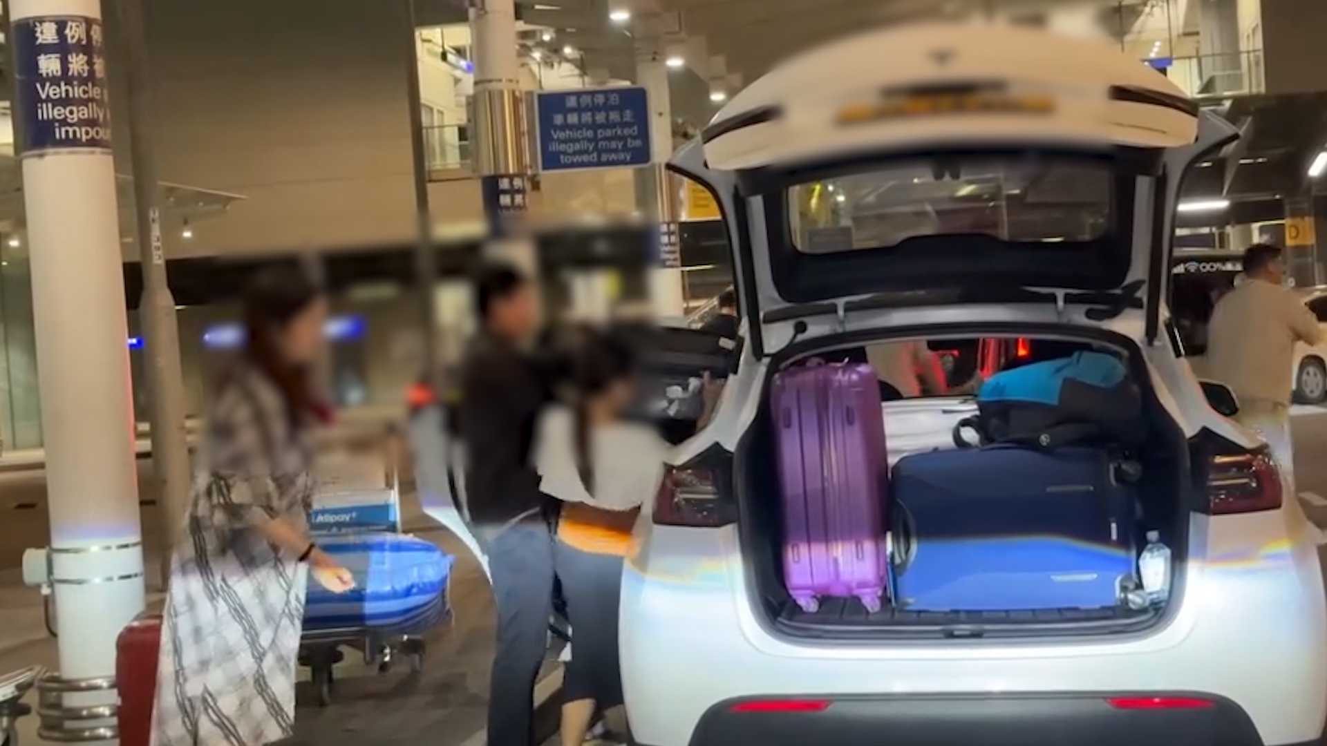 Tesla變「運貨車」塞爆車尾仲放埋後座　網民嘲：歡樂滿東華鬥放得多