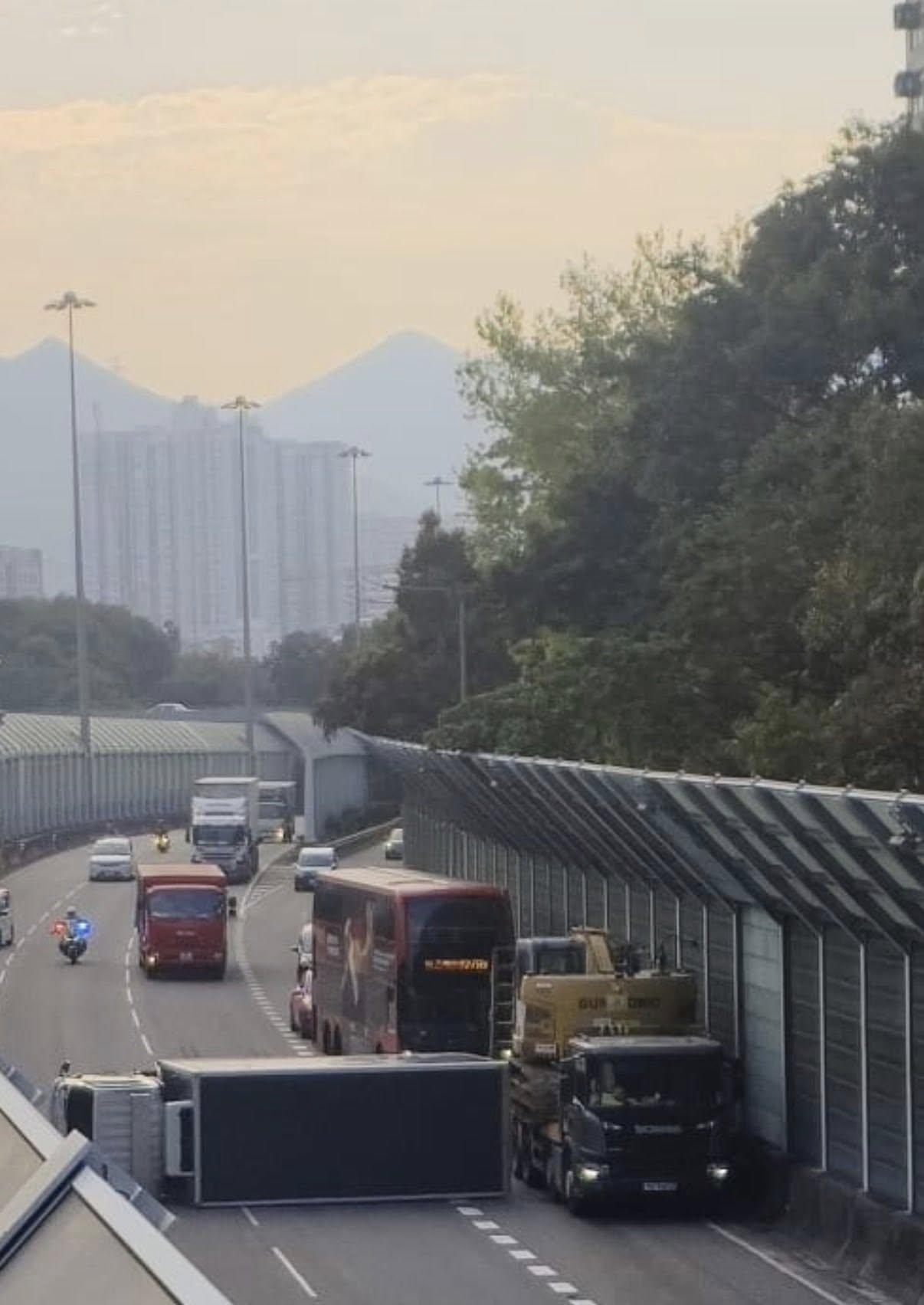 粉嶺公路貨車翻側涉與私家車相撞　司機一度被困後自行爬出 (FB@bosco chu)