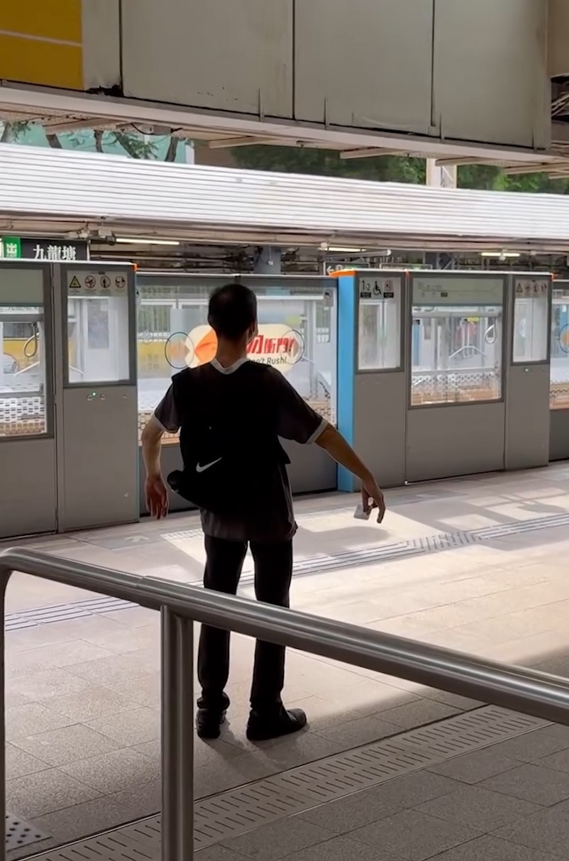 九龍塘港鐵站內驚現「真人NPC」　網民笑稱網絡出事　原來Lag機有原因