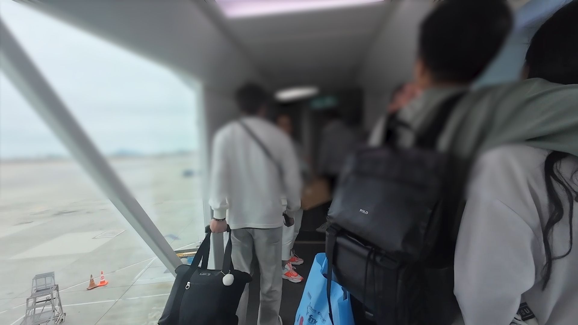 港航印尼峇厘航班惡夫婦罵空姐再撞乘客，男子一度揮拳兇人。