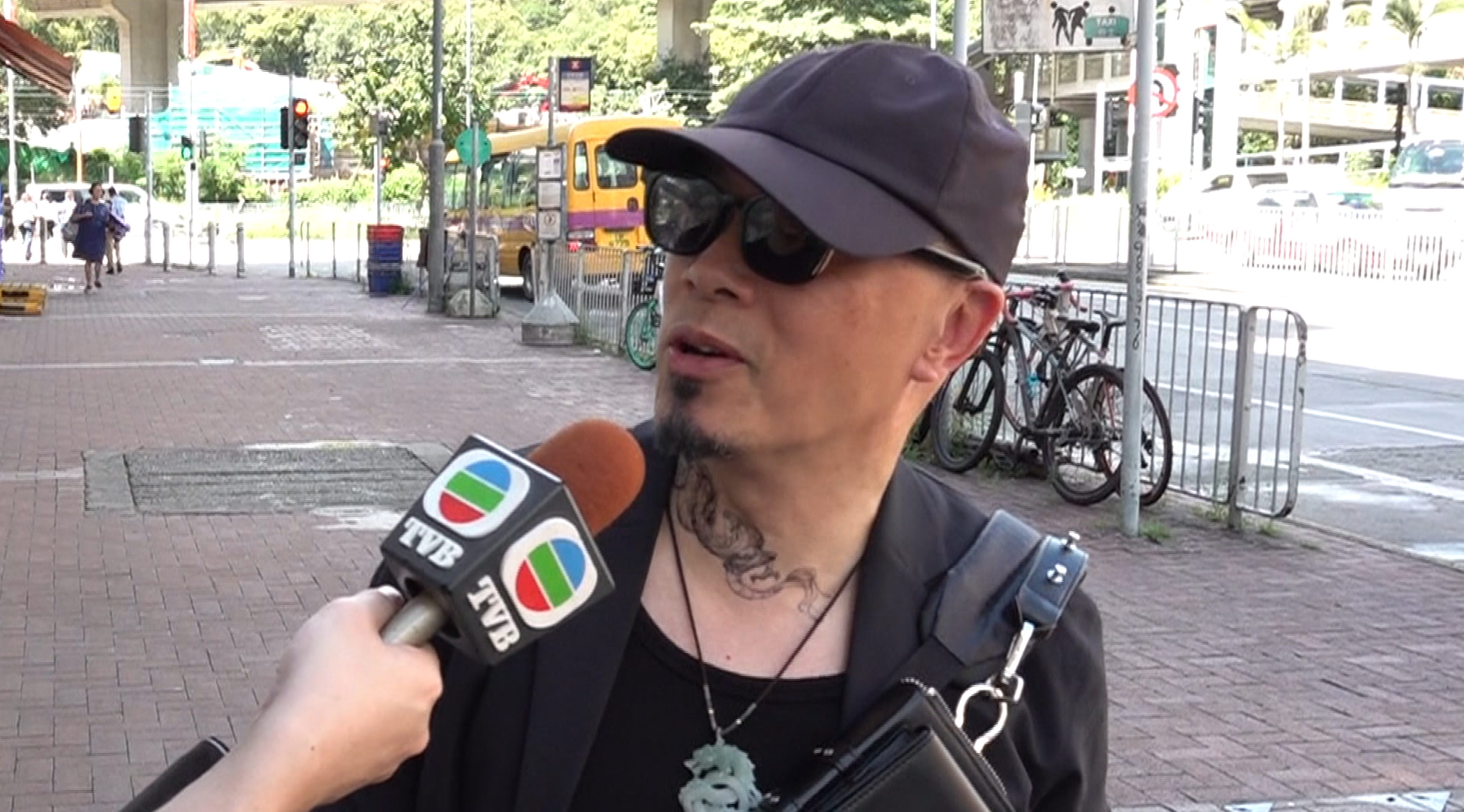 事件曝光後引起街坊熱議，不少人批評管理員及涉事人士做法過火。