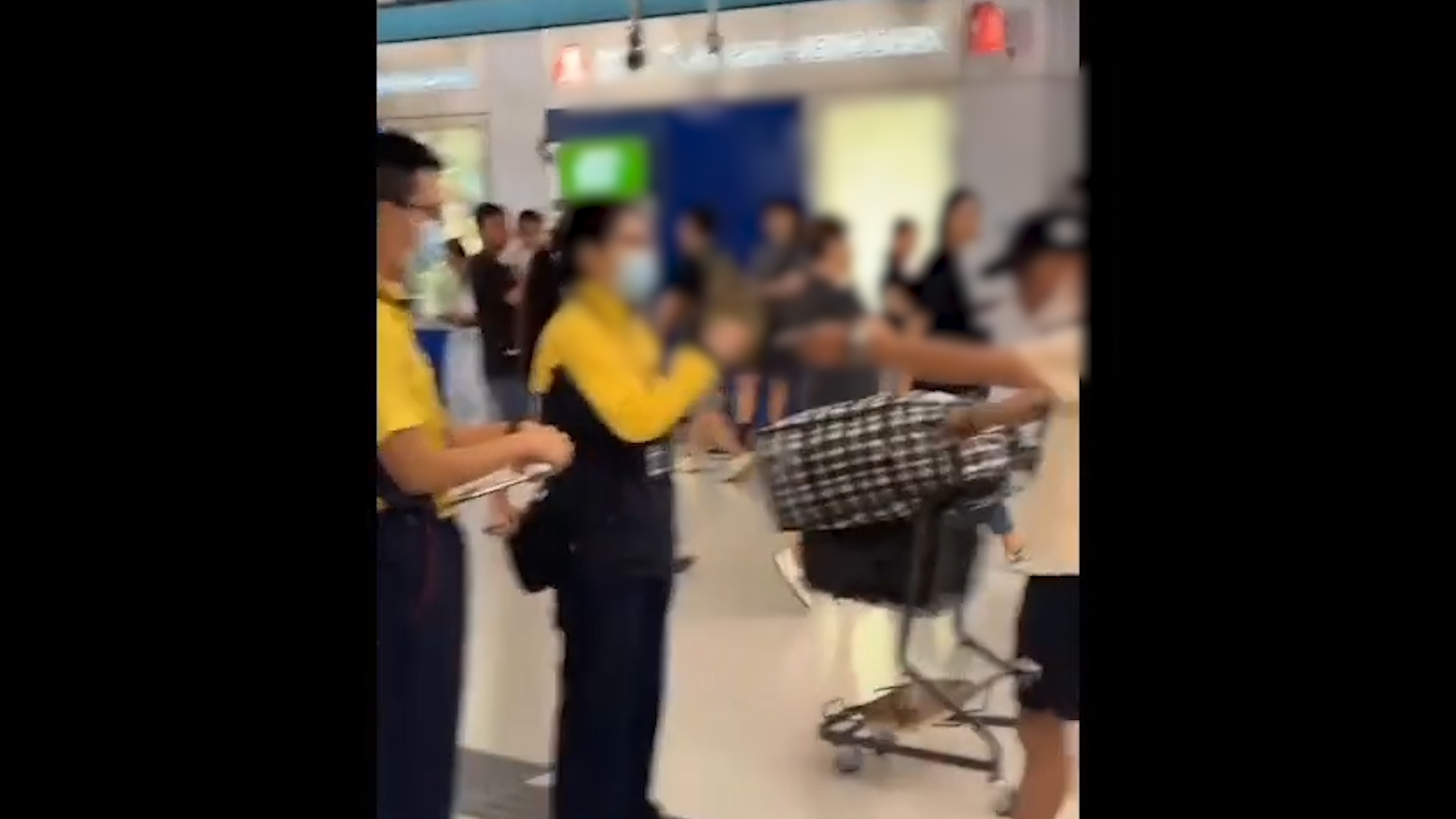 港鐵元朗站男乘客推大型行李遭拒入閘　與職員激烈爭執影片網絡瘋傳
