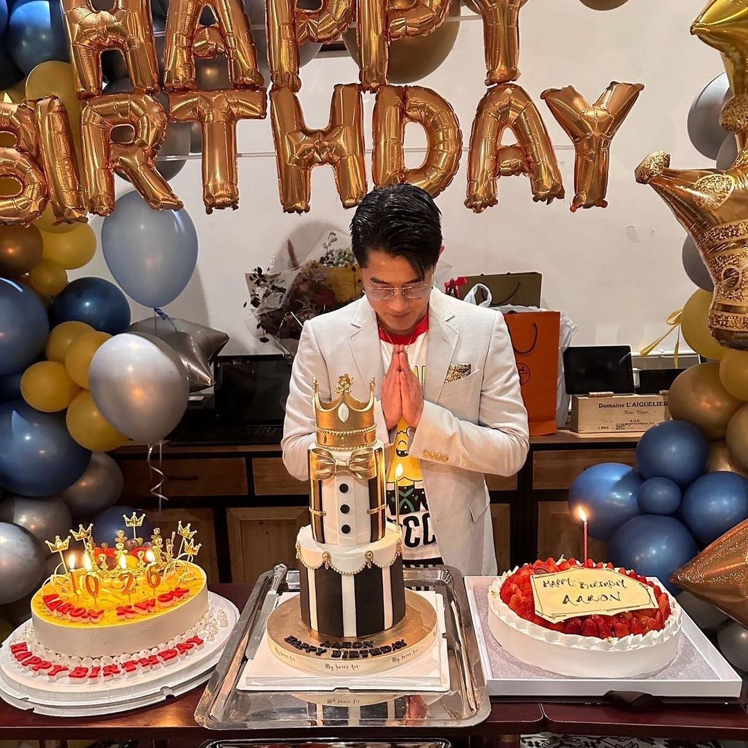 郭富城合上眼誠心許願，現場還有束鮮花及多份生日禮物。