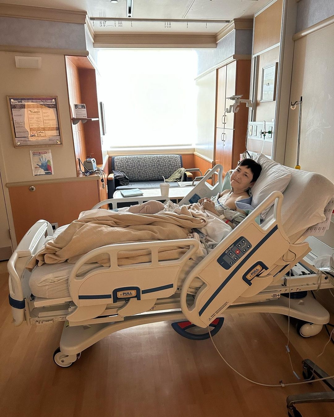 劉美君滑雪發生事故，其右腳脛骨骨折。