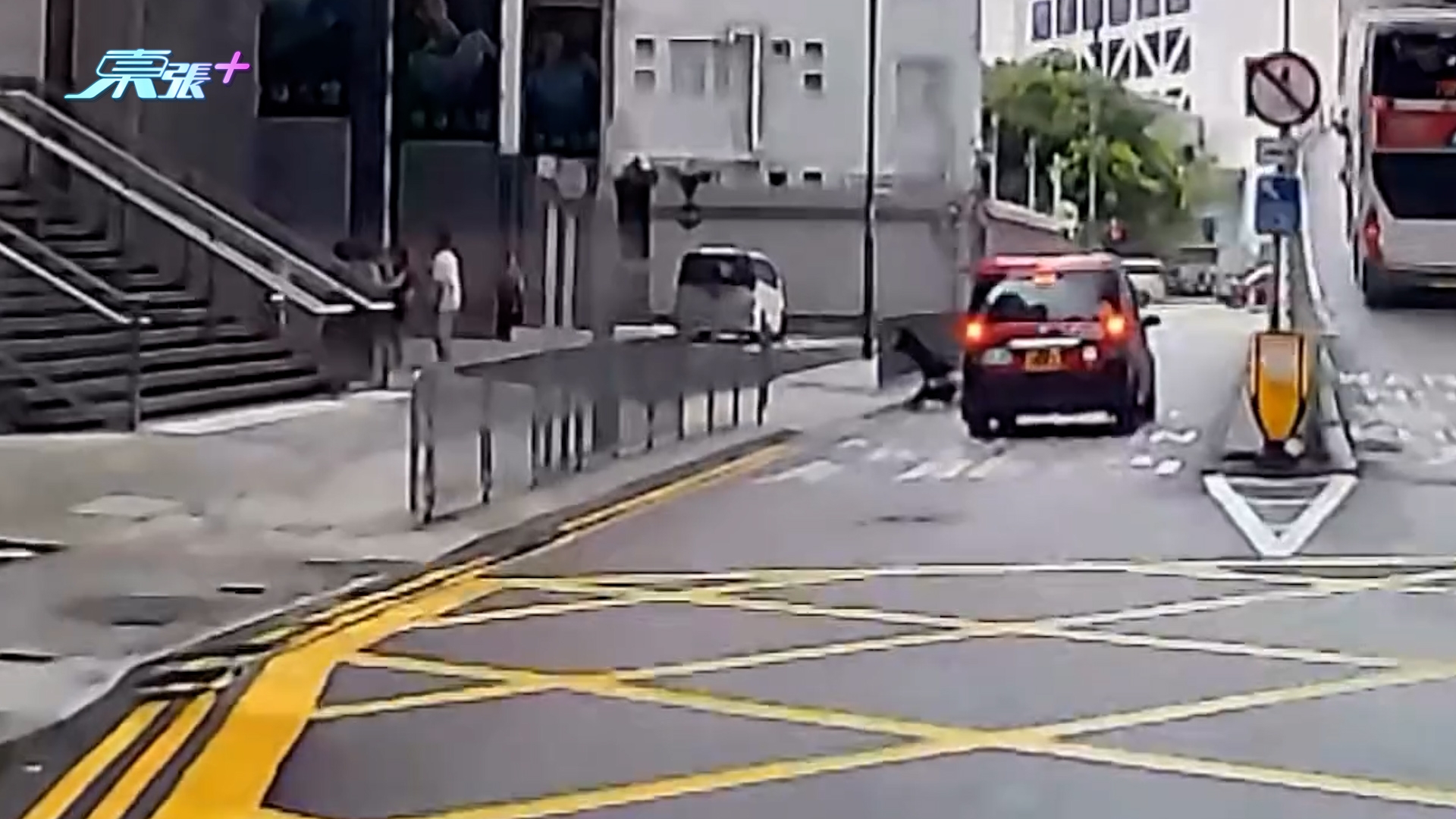 車Cam直擊｜灣仔警總外BB車失控滑出馬路　的士急扭避開　驚險一刻曝光 （FB@車cam L（香港群組）／家寶）