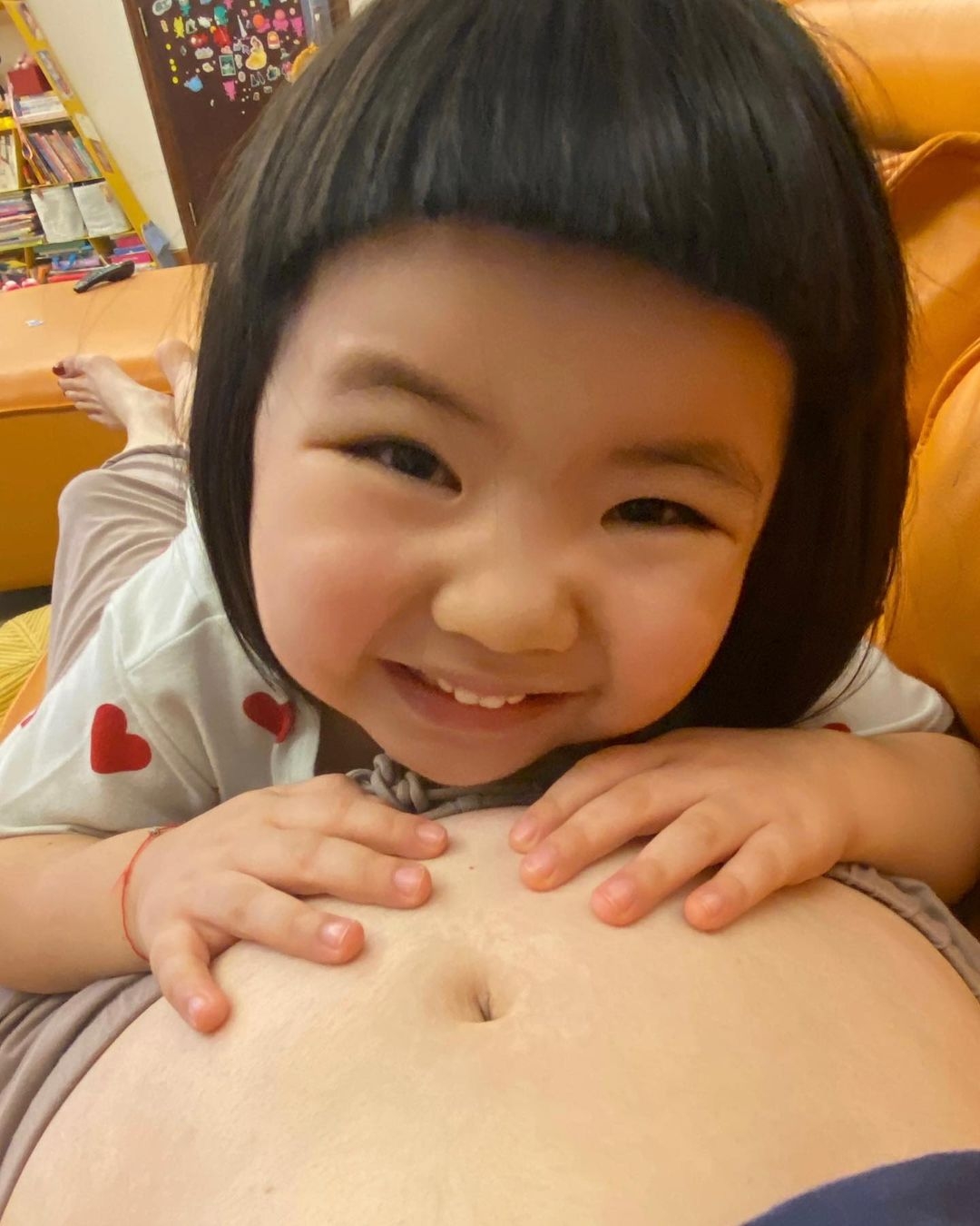 見Lucy靠喺媽咪肚皮展露微笑，相信佢已ready做家姐。