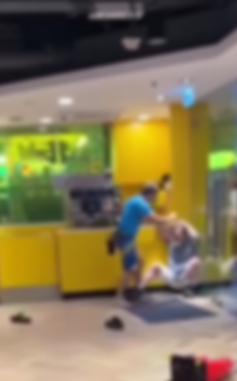 快餐店MMA｜赤腳男狂打再連環拳膝撞爆另一男子面部