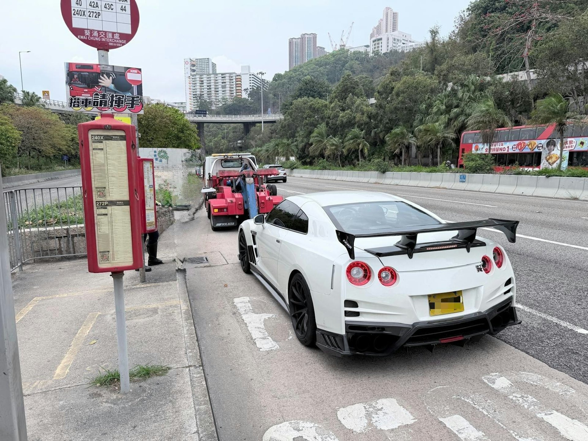警方於復活節長假期前夕，在西九龍進行執法行動，打擊「酒後駕駛」、「非法賽車」、「超速駕駛」、「非法改裝」等罪行。（警方圖片）