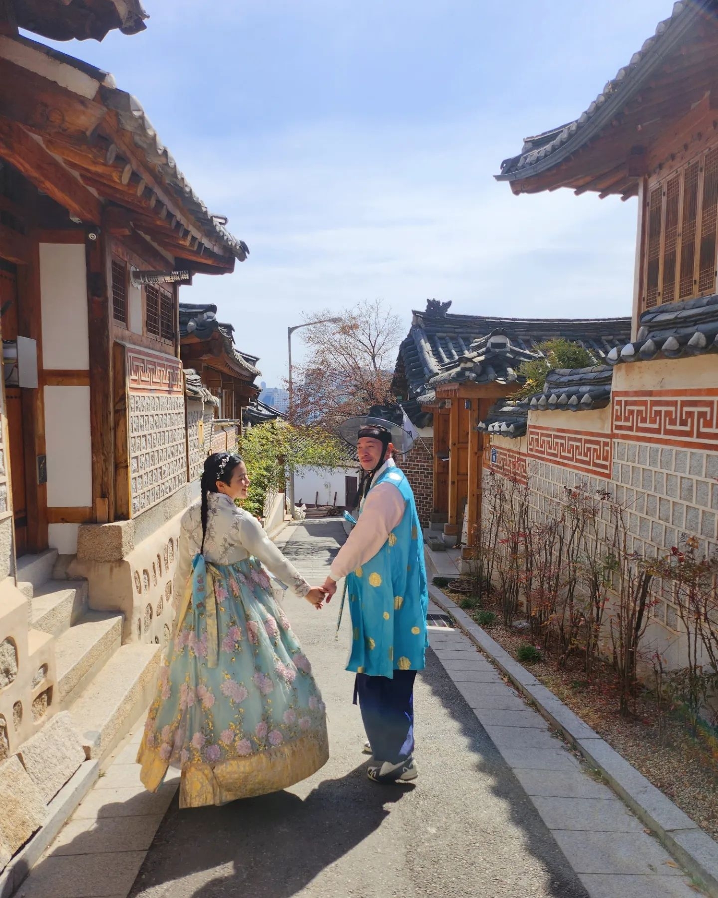 陳豪與陳茵媺身穿韓服，喺韓國北村韓屋村走一走。