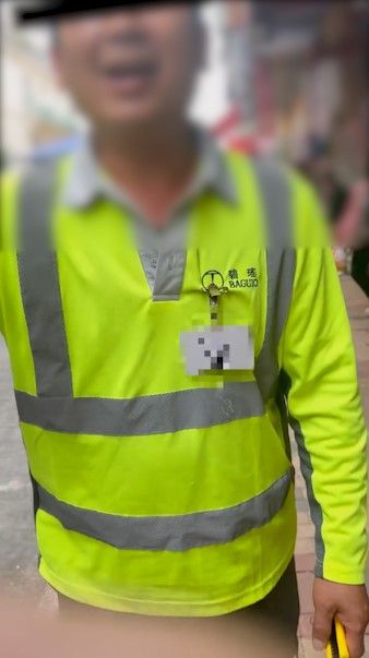 食環署外判清潔工涉自貼街招扮清理，現轉介警方跟進事件。