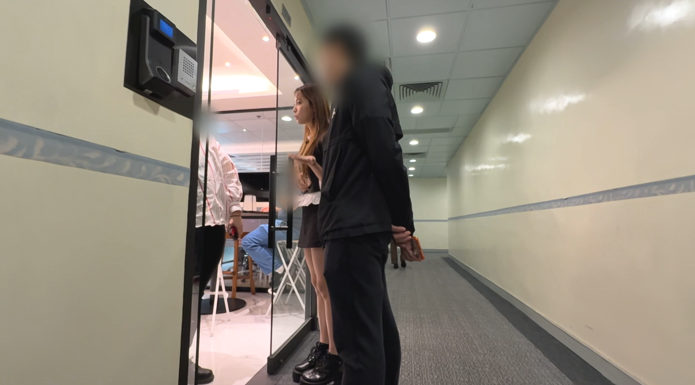 當《東張》陪同苦主前往簽約地址對質時，職員起初表示可等待負責人，隨後卻突然改口稱「呢間唔係該公司」，甚至關門謝客。