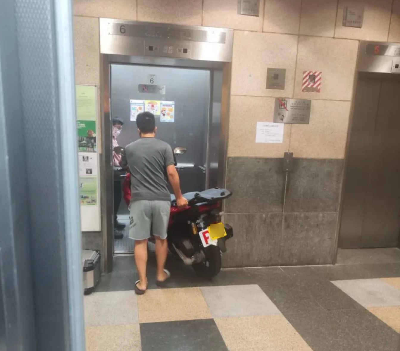 公屋男公然運電單車入升降機　網民直斥「罔顧安全」仲有機會獨犯法例？