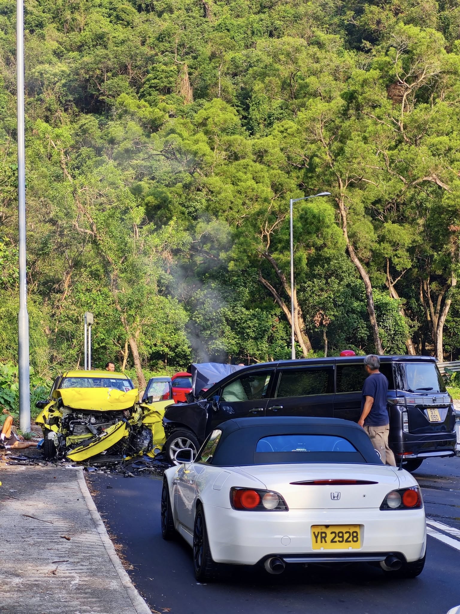 大埔新娘潭路車禍　P牌「辣椒仔」私家車撞七人車　3人受傷