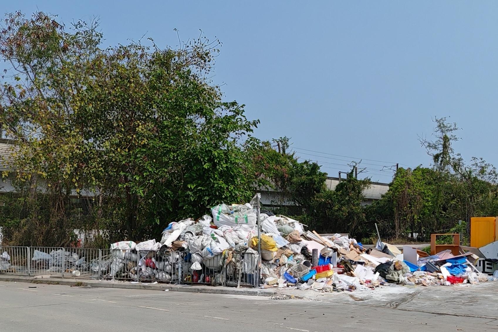 圖示為屯門亦園路一處隱蔽路旁。自去年年中起，該處被發現有人非法棄置廢物，且情況日趨嚴重，對環境衞生造成影響。（環保署圖片）