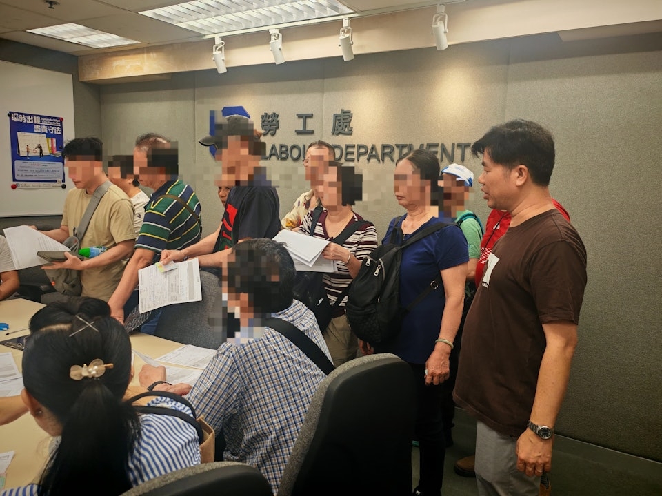 飲食業職工總會協助約50名受影響員工到勞工處落案，相關追討金額約700萬元。（飲食業職工總會圖片） 