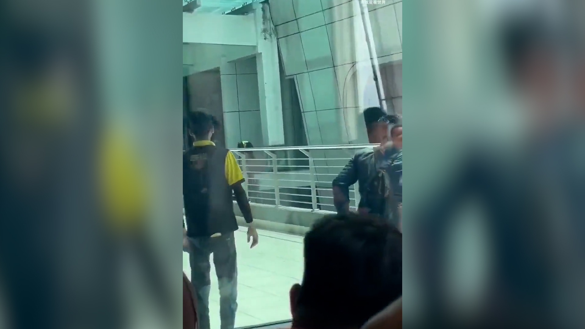 有片慎入｜吉隆坡機場中國女子危坐大樓外　掙扎期間墮下