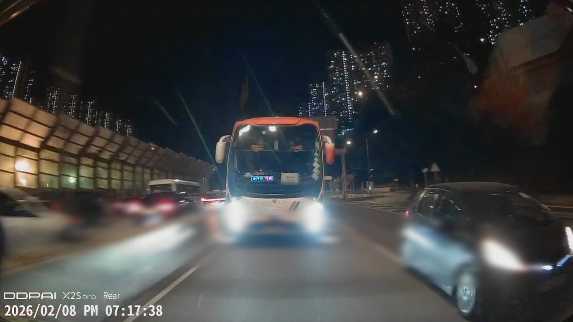 車Cam直擊｜將軍澳隧道旅遊巴大戰私家車　撞壆打白鴿轉　網民批評雙方