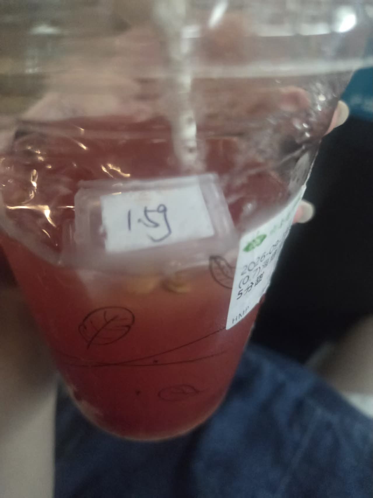 東張西望跟進｜台式飲品驚現「神秘膠盒」　事主飲到一半先發現　網民：以為新配料 （Threads＠otvtog_oa）