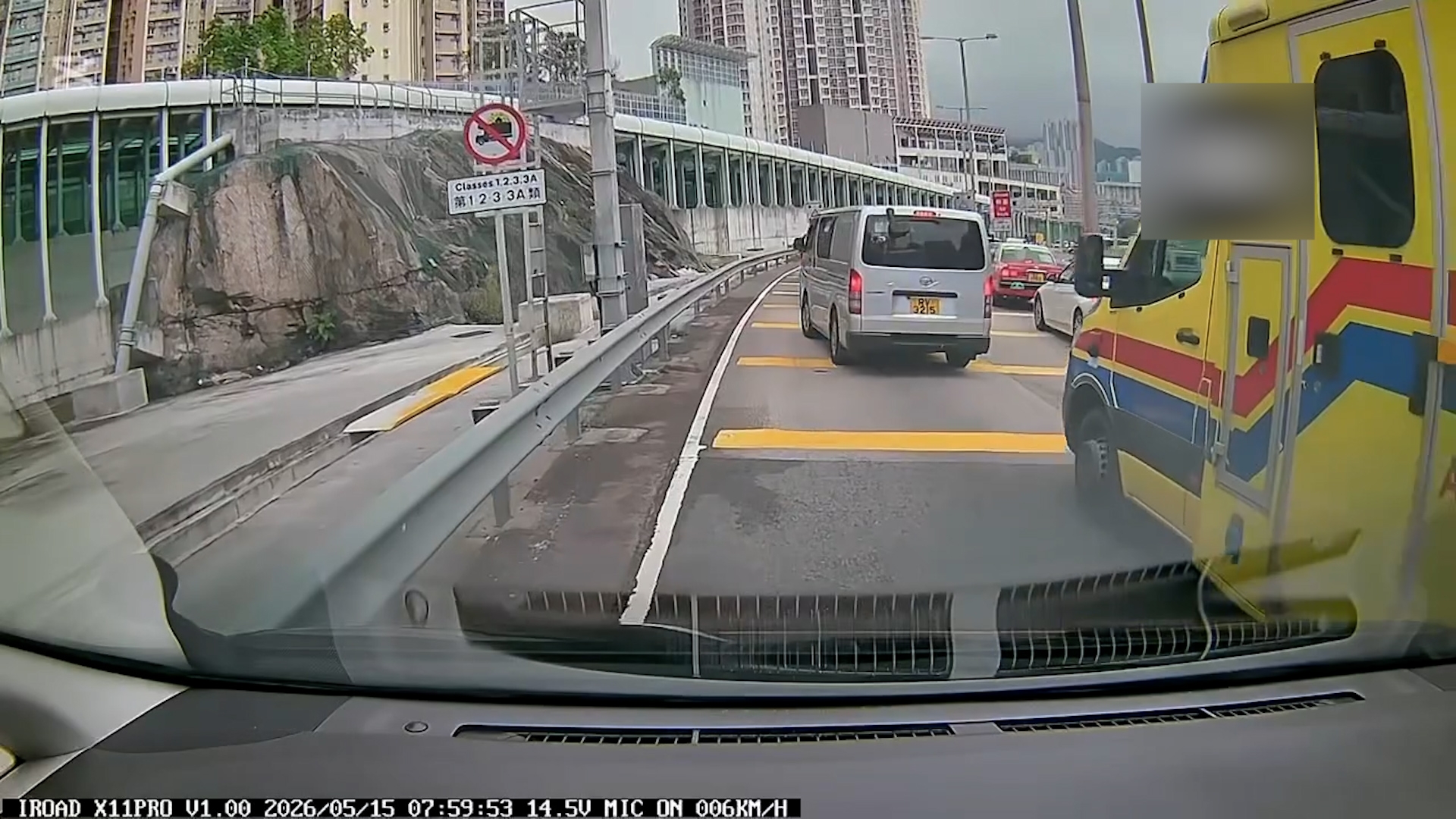 車Cam直擊｜東隧塞車遇救護車　司機齊齊「摩西分紅海」讓路好窩心 （Threads＠ikhlaqmuhammad3）