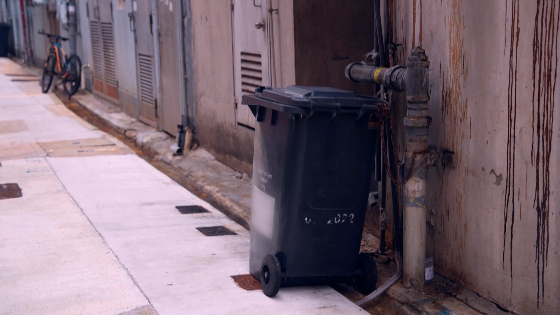 除了安裝網絡攝像機以遏止非法棄置垃圾外，署方亦於2022年開始容許食肆在符合特定情況和條件下，在後巷擺放大型垃圾桶，用以暫存垃圾，待清潔人員收集。