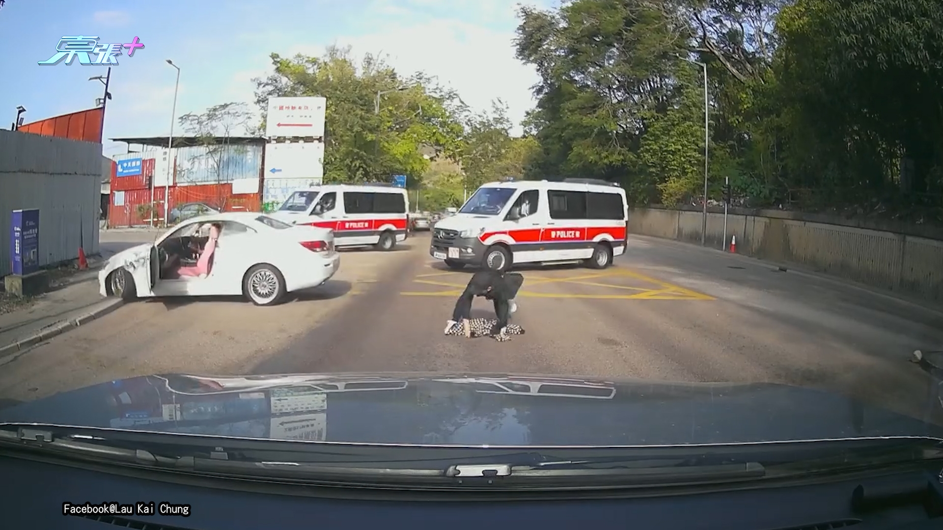 車Cam直擊｜可疑私家車避警察追捕　掟彎拋乘客出車　同司機同輛車8月涉危駕