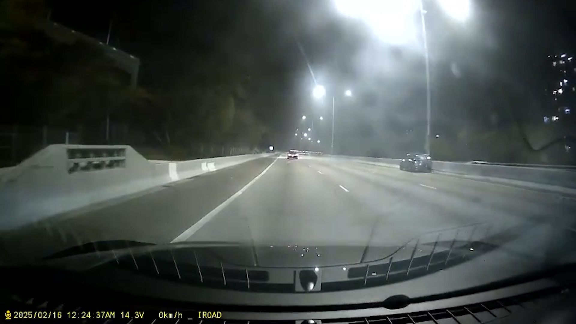 屯門公路私家車疑入彎時「甩尾」。(影片截圖)