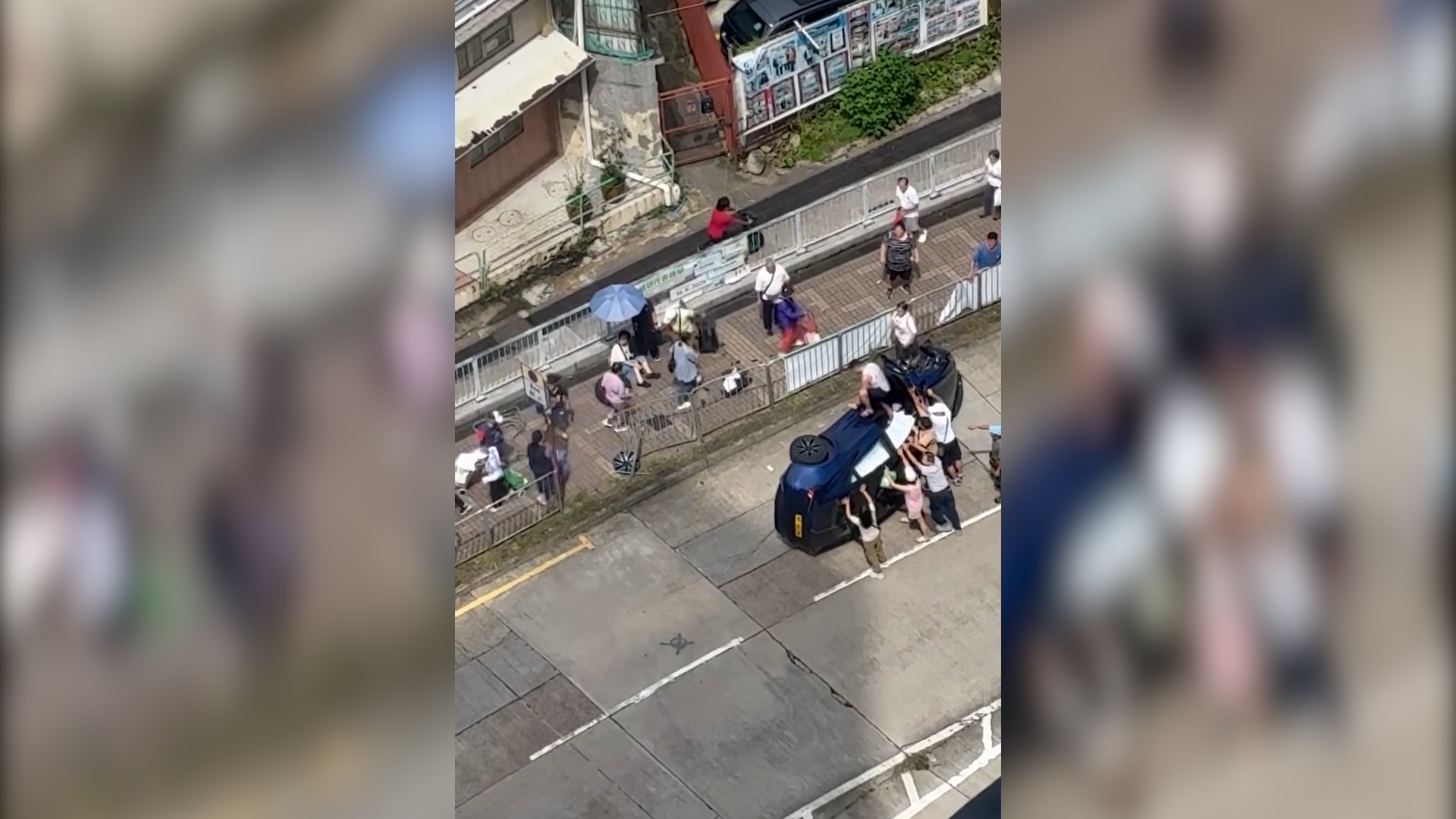 有片｜大埔南運路Tesla撞欄翻側　車轆飛脫碎片濺傷女子受傷　司機一度被被困 （threads＠enderchestery）