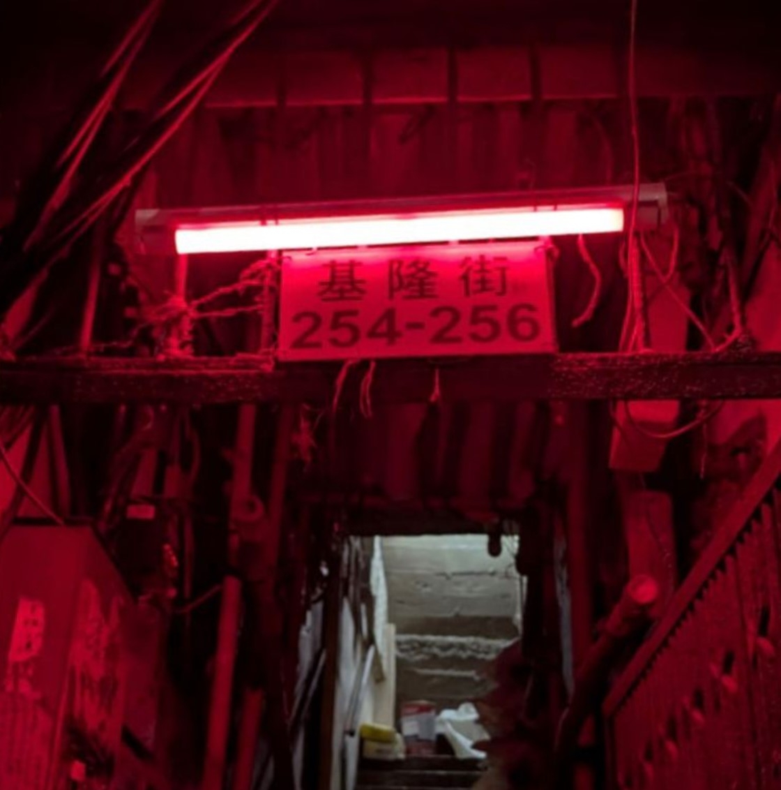 醉漢鳳樓尋「撳鐘仔」59歲單戀對象　被拒門外後激動持刀威嚇　遭警制服