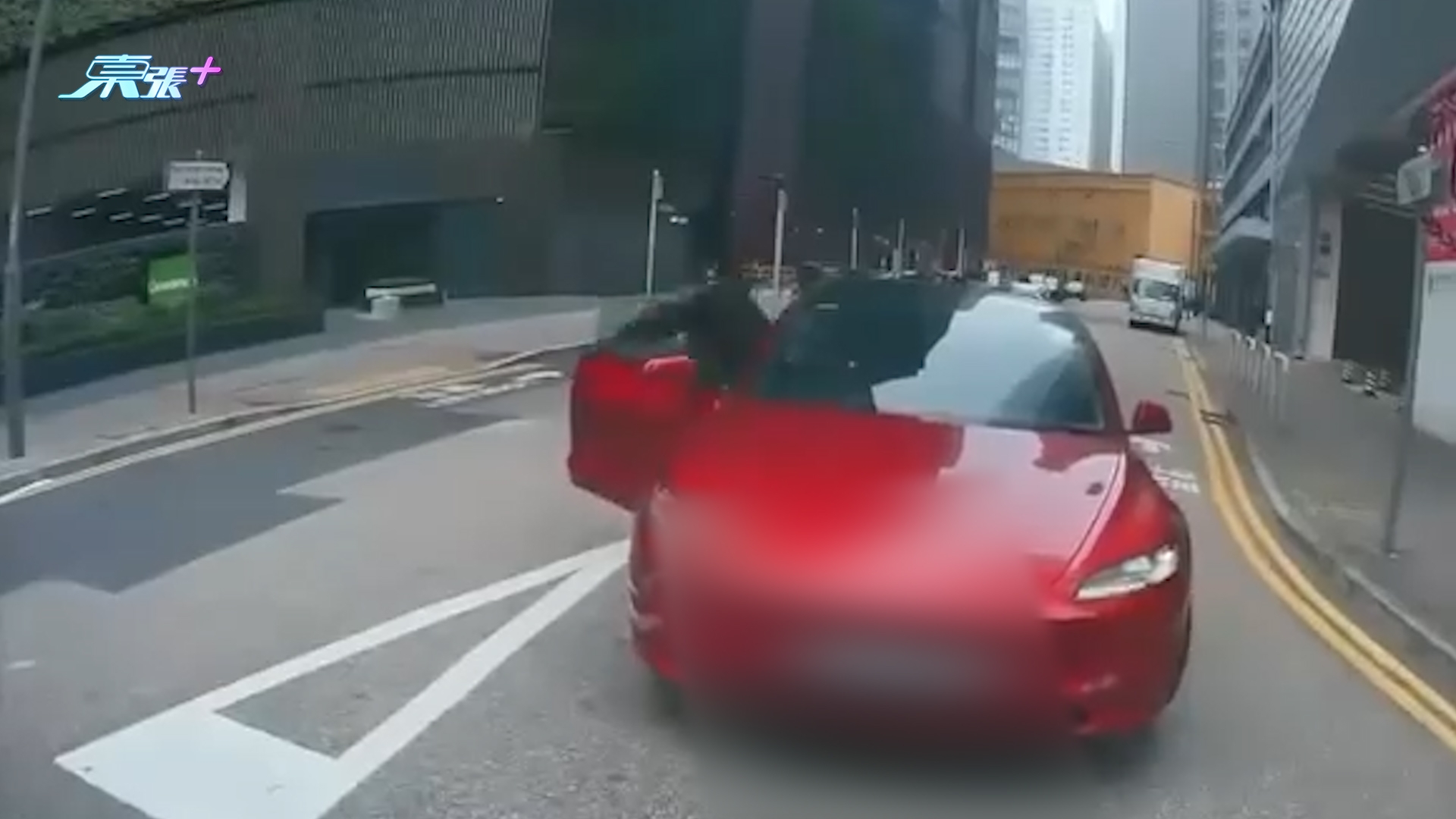 車Cam直擊｜荃灣Tesla撞的士引「世界大戰」　網民爭相食花生：打和啦