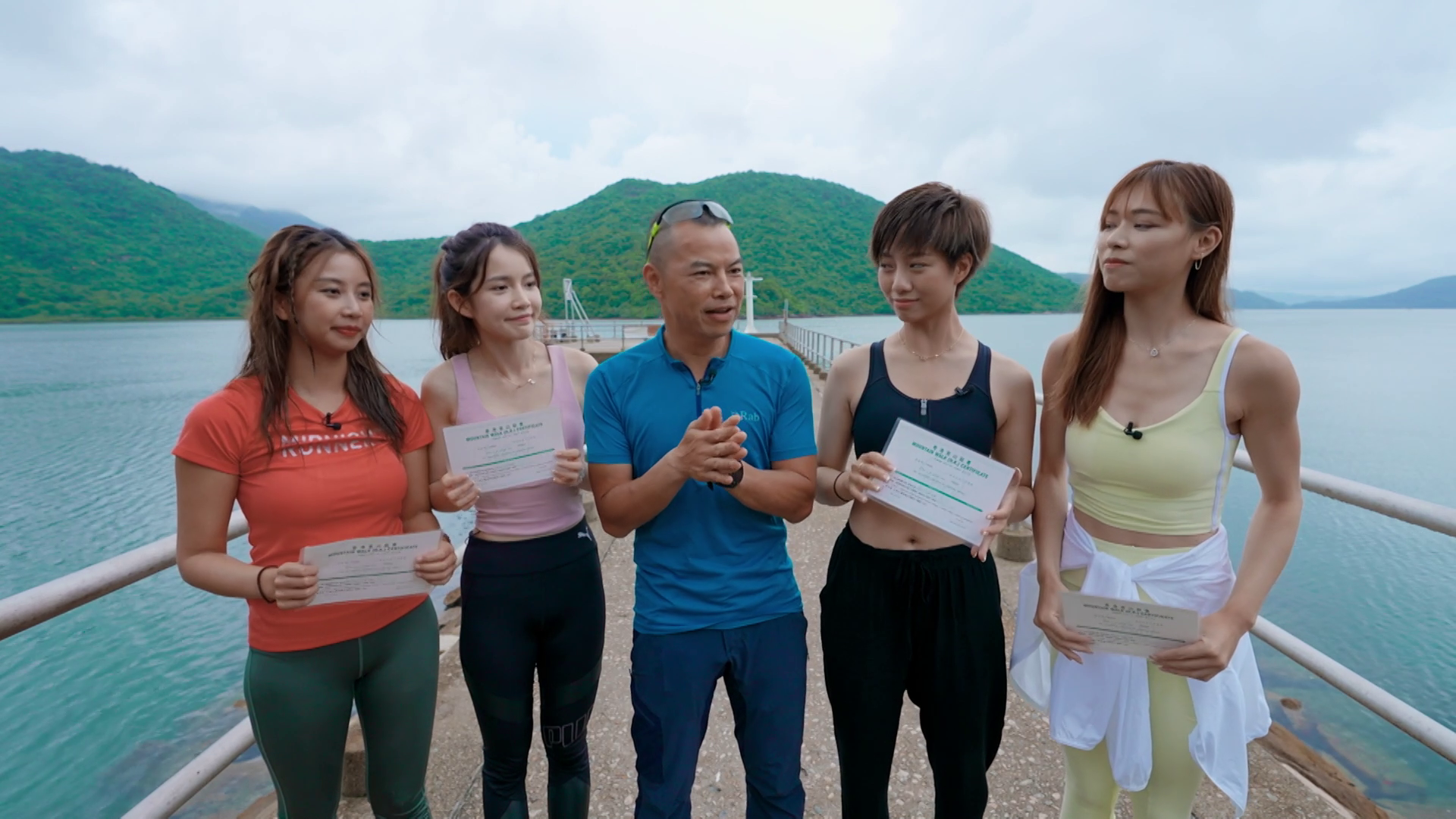 4位港女野人最終任務達成，（左起）Honey、 Amber、Nicole、Jessica獲達Sir頒發證書。