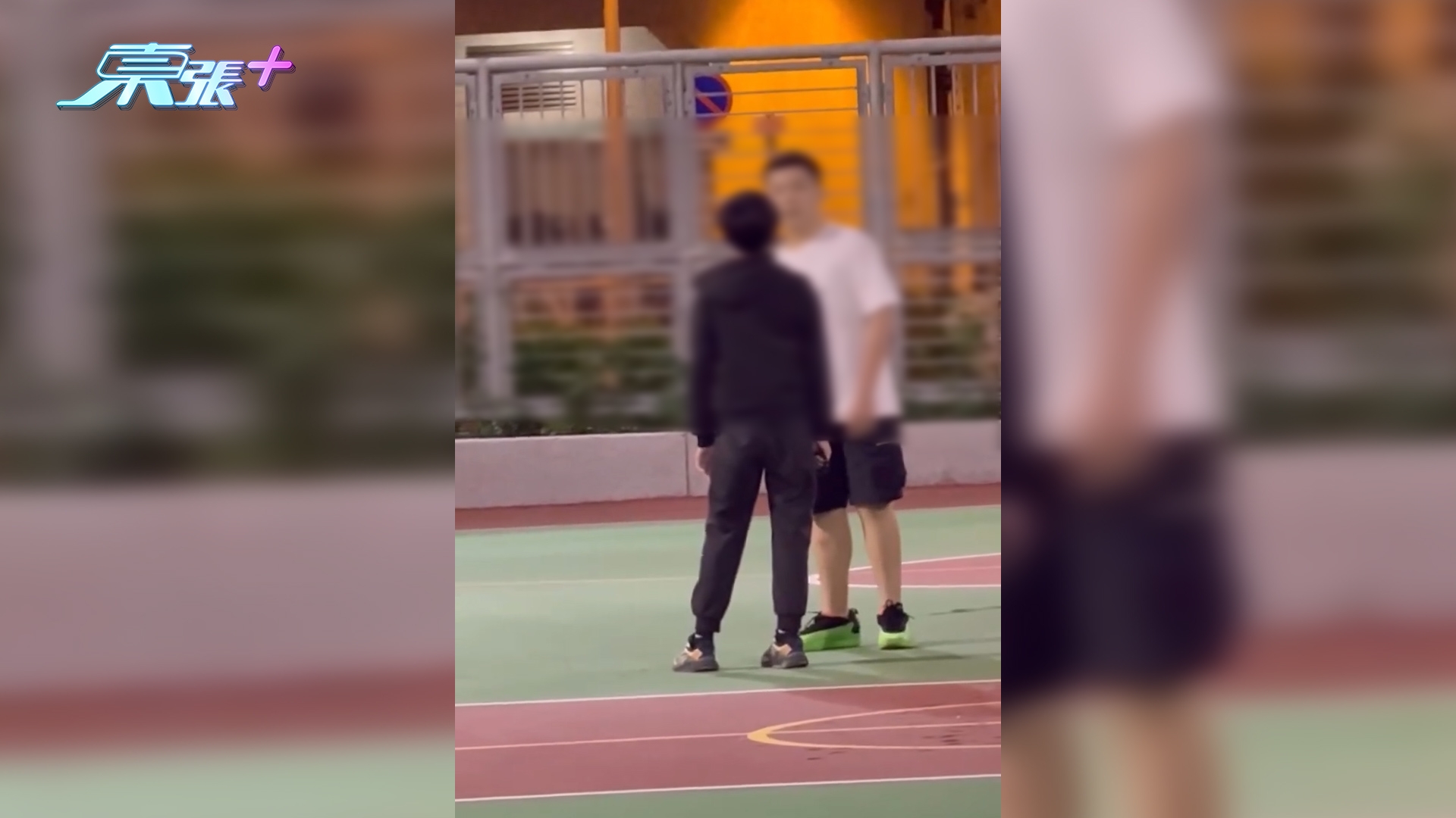 球場MMA｜兩少年動武糾纏倒地　一人「出刀」一人戴「鐵蓮花」(FB@車cam L（香港群組）／Billy Chan)