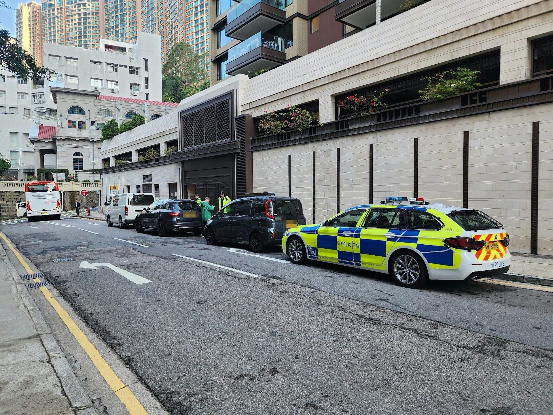警方於灣仔打擊「白牌車」，喬裝乘客「放蛇」搭車，並拘捕兩名男司機，涉嫌「利用汽車作非法出租或取酬載客用途」。（警方圖片）