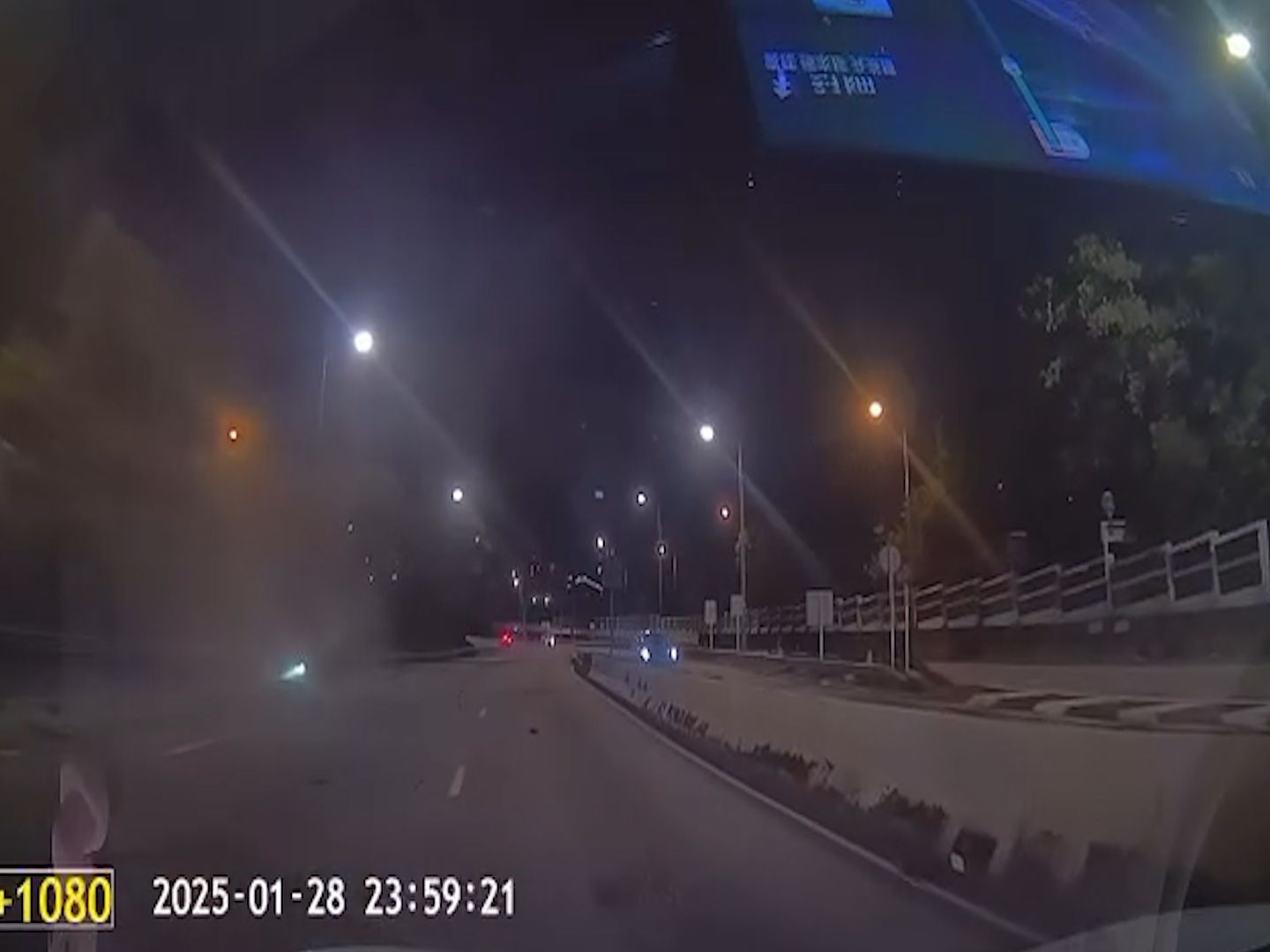 呈祥道私家車影線位切線失敗，鏟石壆再連打關斗四輪朝天