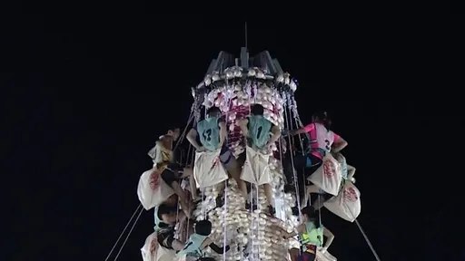 過往長洲太平清醮的搶包山比賽。