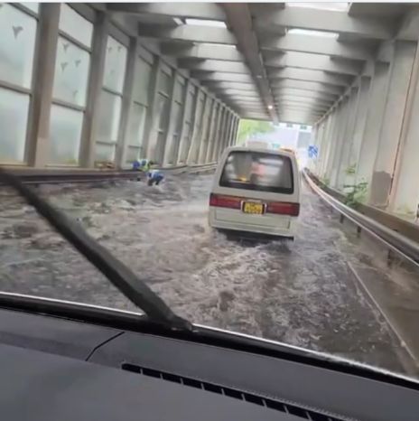 黃雨下多區水浸　荃錦交匯處水深及膝工人忙清理