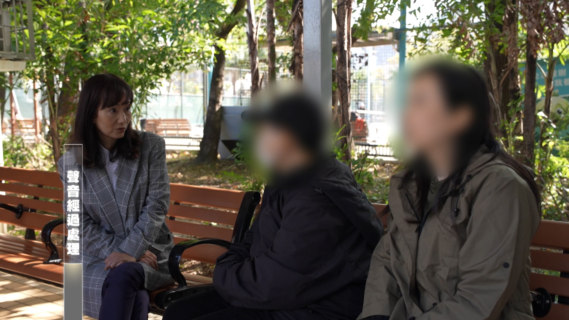 她含淚表示：「真係好對唔住，如果我當時有出嚟，可能就唔會搞成今日咁。」，希望得到業主再次諒解重新溝通。