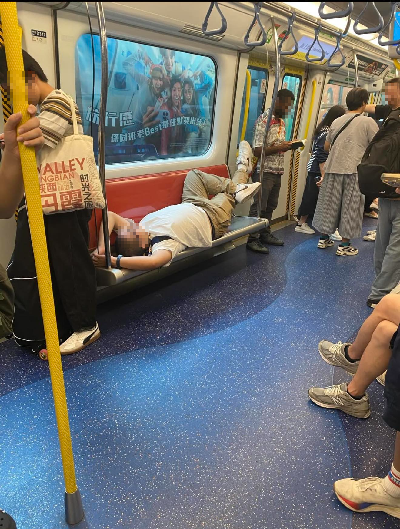 一名男子在港鐵屯馬線列車車廂內，獨佔一整排座位，整個人平躺在座位上，動作自在，旁若無人。（Facebook圖片／車cam L（香港群組）／Soso Chan）