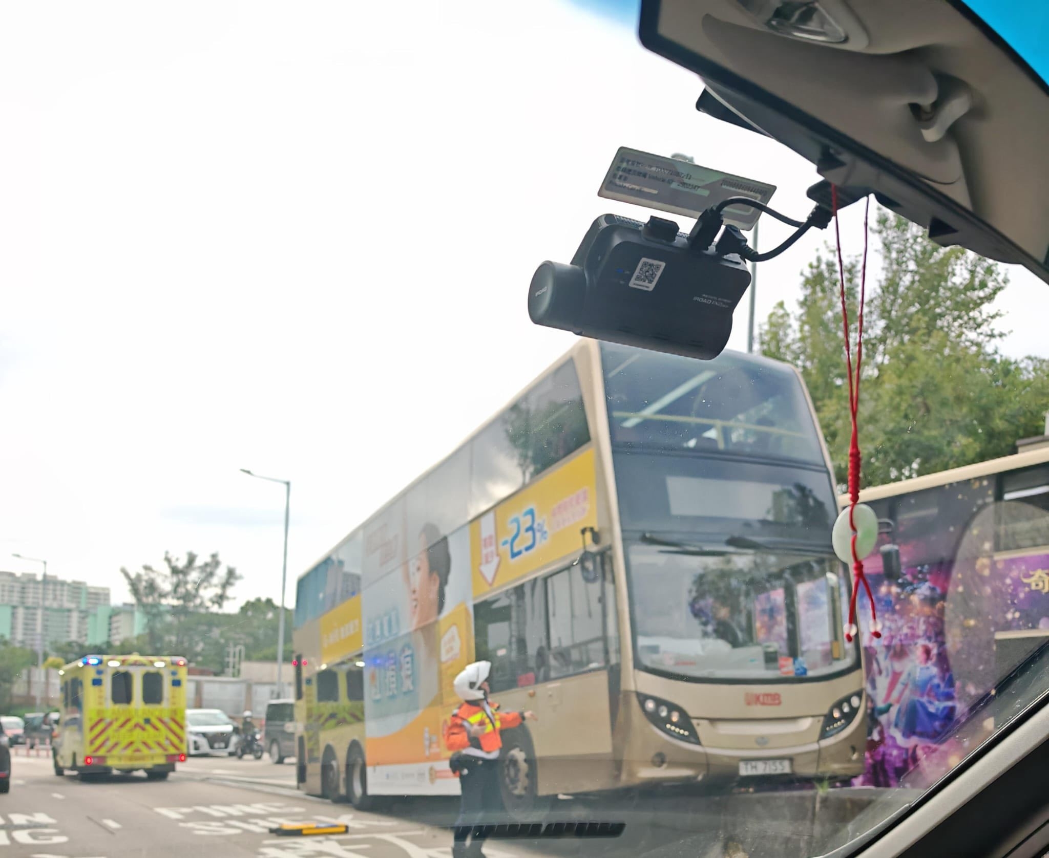 新清水灣道巴士失事車頭擱路壆　車轆凌空勁誇張　網民：玩生死時速 (FB@Bosco Chu)