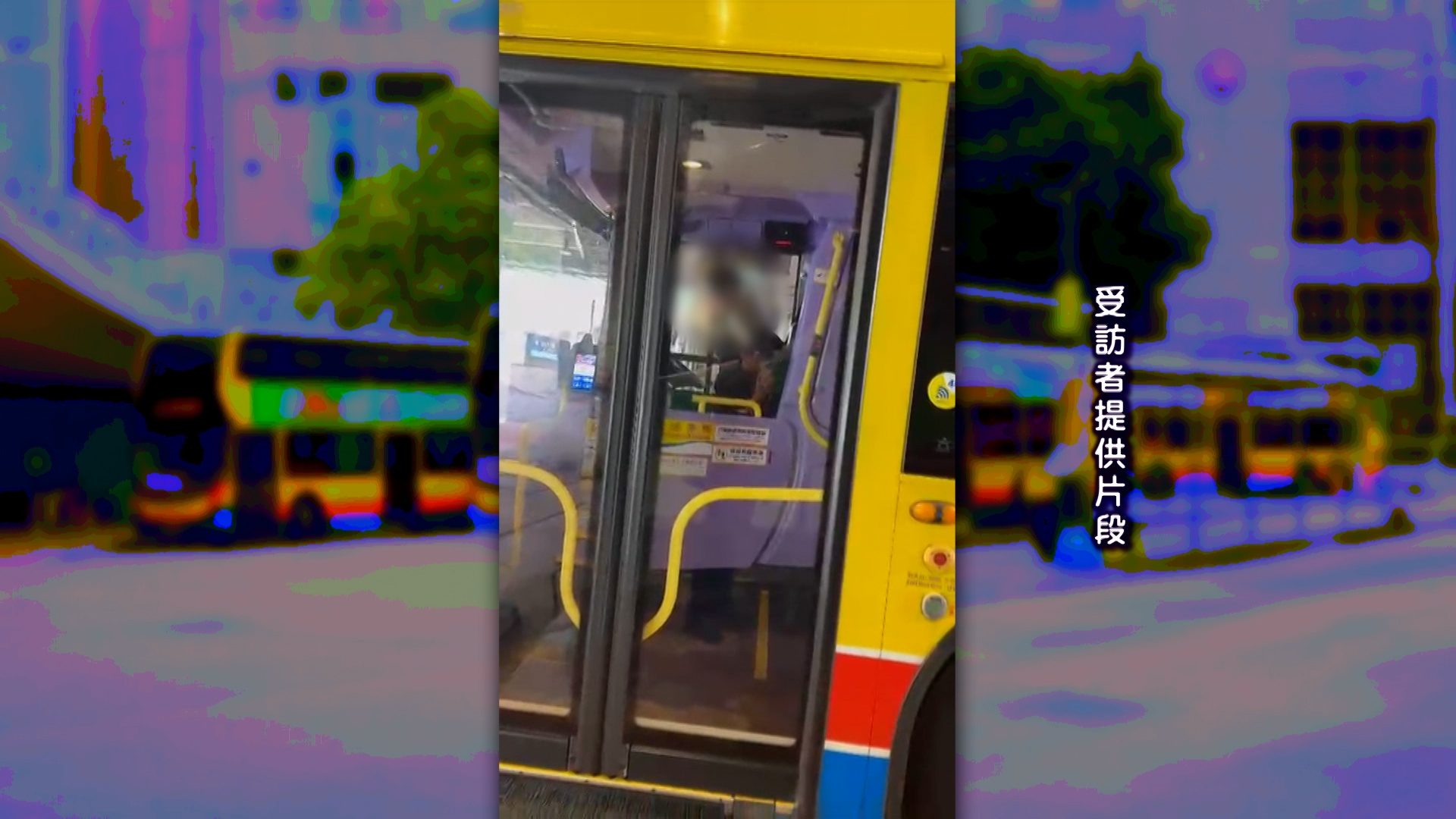 報料人陳先生表示，他經常見到一位巴士車長不穿制服、身穿便服駕駛巴士，而且不是偶然一、兩次，而是每次也如是。