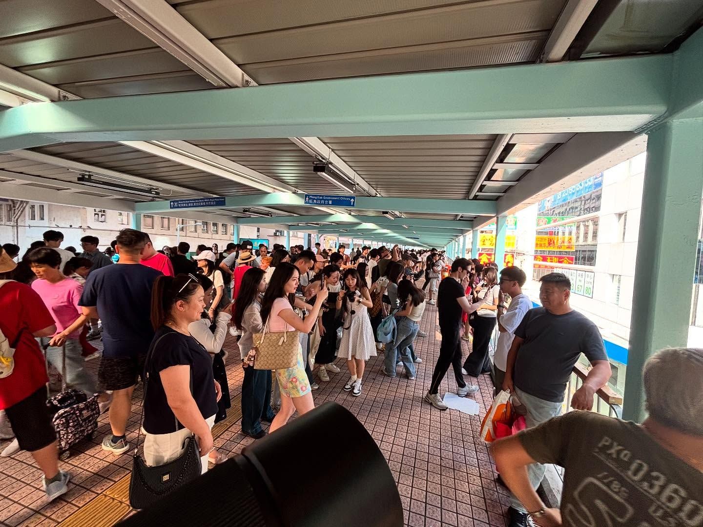 而近年深受內地人歡迎的西貢東壩、旺角道行人天橋等亦同樣被「逼滿人」。