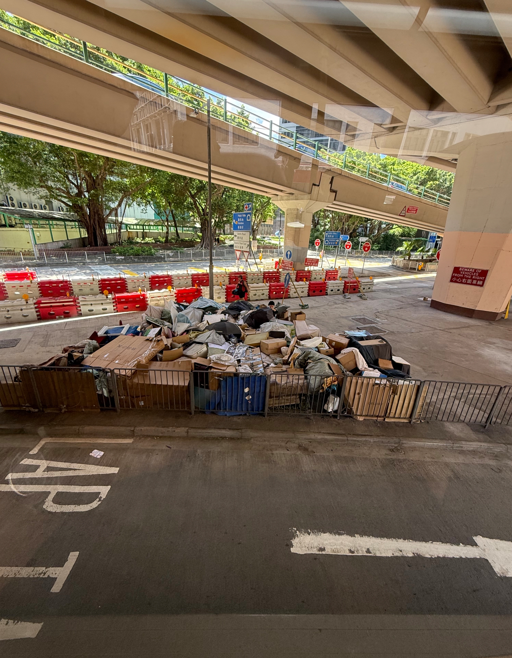 東張西望報料｜灣仔天樂里變大型「露天雜物站」　街坊勁呻霸地範圍越擴越大多年無人理 （觀眾吳先生報料）